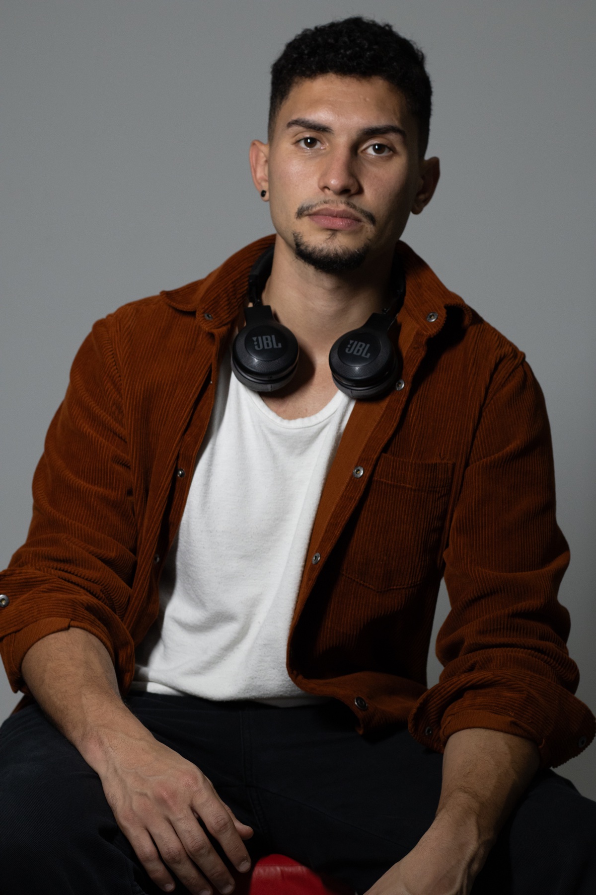 UNION com jaqueta marrom e fones