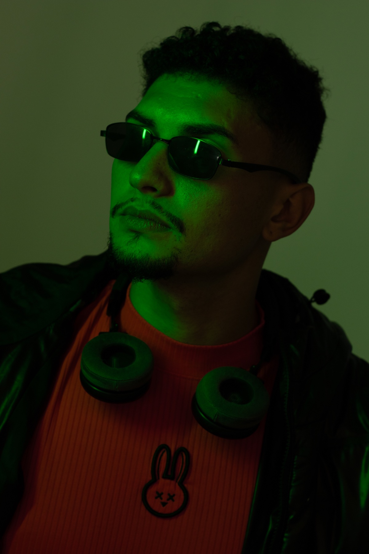UNION em retrato com luz verde