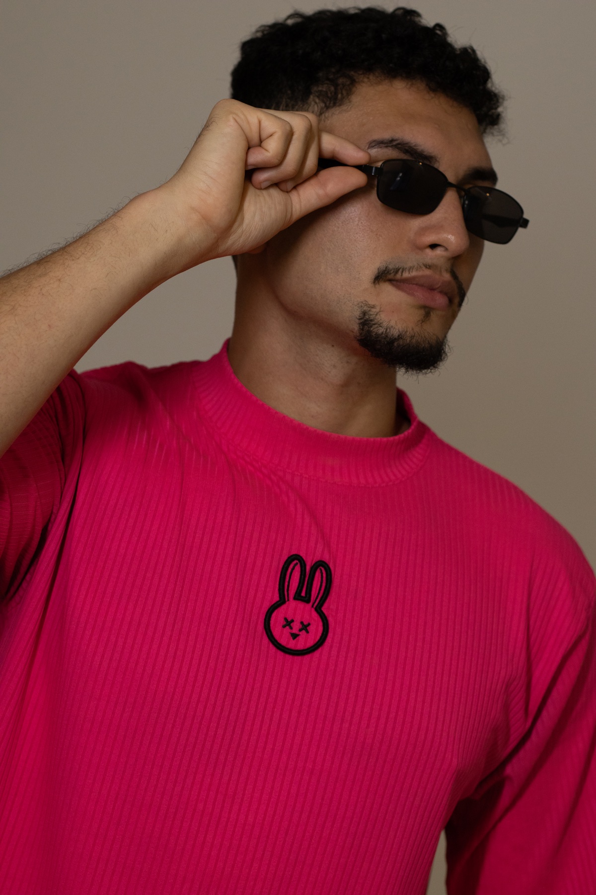 UNION em retrato com camiseta rosa