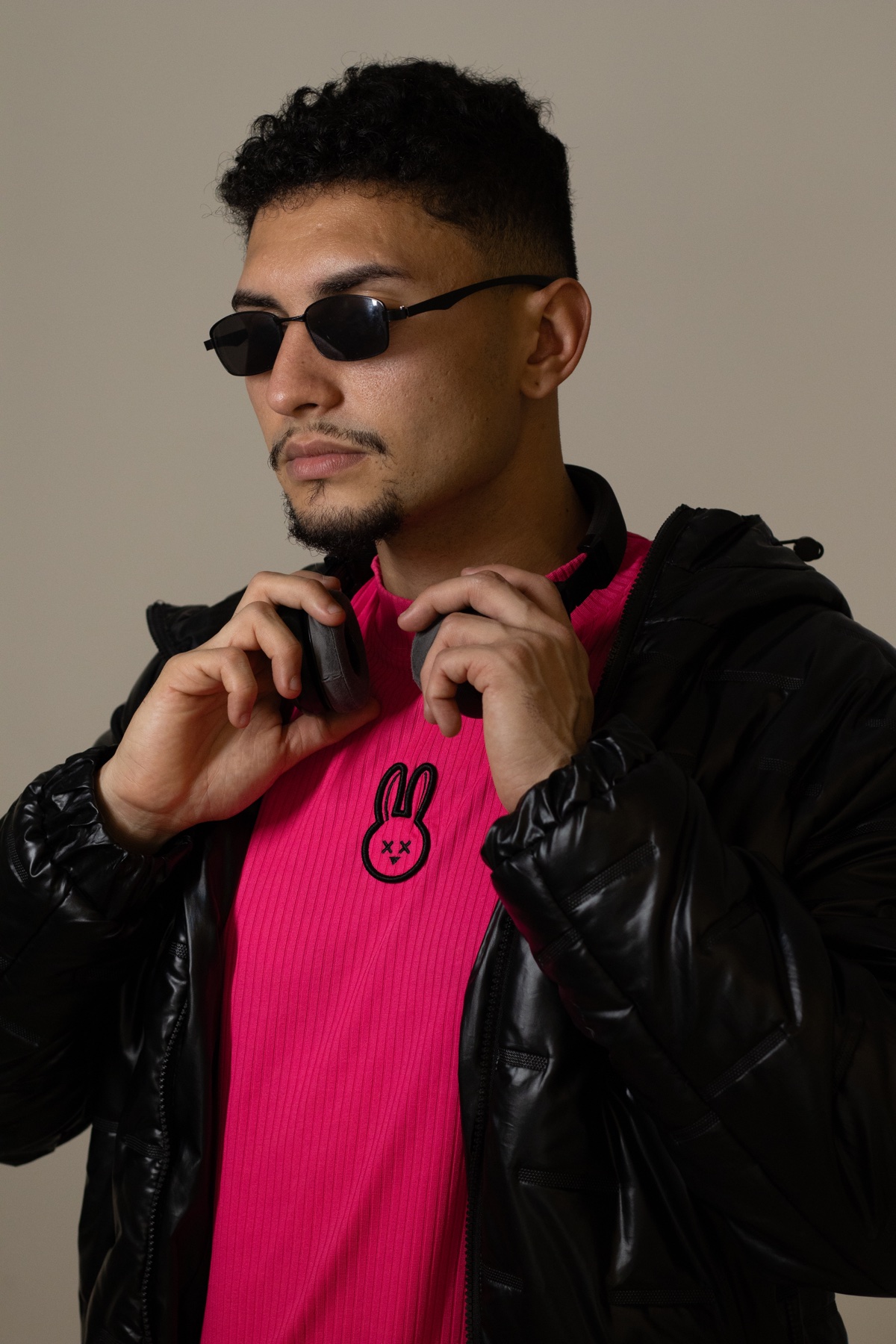 UNION com jaqueta preta e camiseta rosa