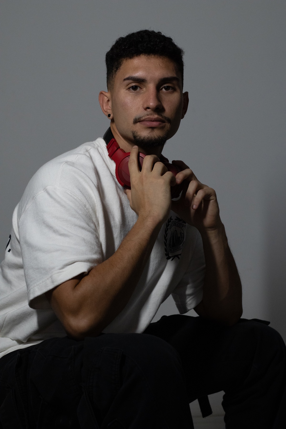 UNION em retrato editorial com fones vermelhos
